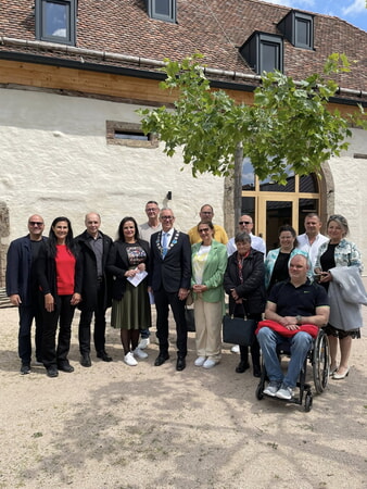 Ungarische Delegation mit den Bürgermeistern, Freunden und Gastgebern vor der Zehntscheuer