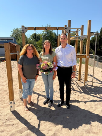 Verabschiedung von Konrektorin Denise Reichert, mit Bürgermeister Dr. Gunter Carra und Sachgebietsleiterin Melanie Gieser (links)
