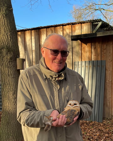 Harald Weschenfelder mit einer jungen Schleiereule