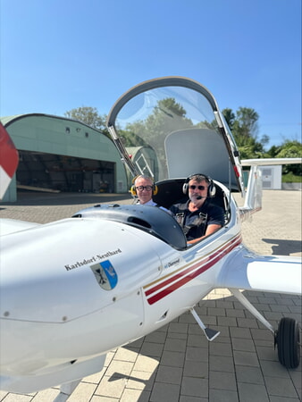 Vor dem Start mit der „Karlsdorf-Neuthard“: Bürgermeister Sven Weigt mit Pilot Volker Fierhauser vom Luftsportverein Bruchsal