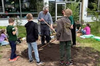 Junge G&auml;rtner aktiv in der Sebastianschule