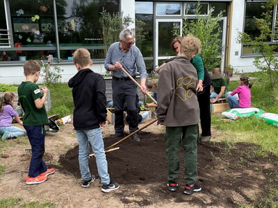 Junge G&auml;rtner aktiv in der Sebastianschule