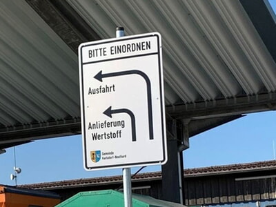 Neues Hinweisschild auf dem Wertstoffhof/Kompostieranlage