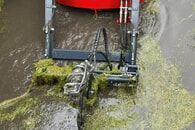 Spezialboote gegen wuchernde Wasserpflanzen im Saalbach