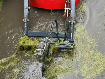 Spezialboote gegen wuchernde Wasserpflanzen im Saalbach