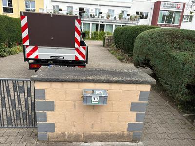 Neue Batterie-Sammelbehälter auf den Friedhöfen